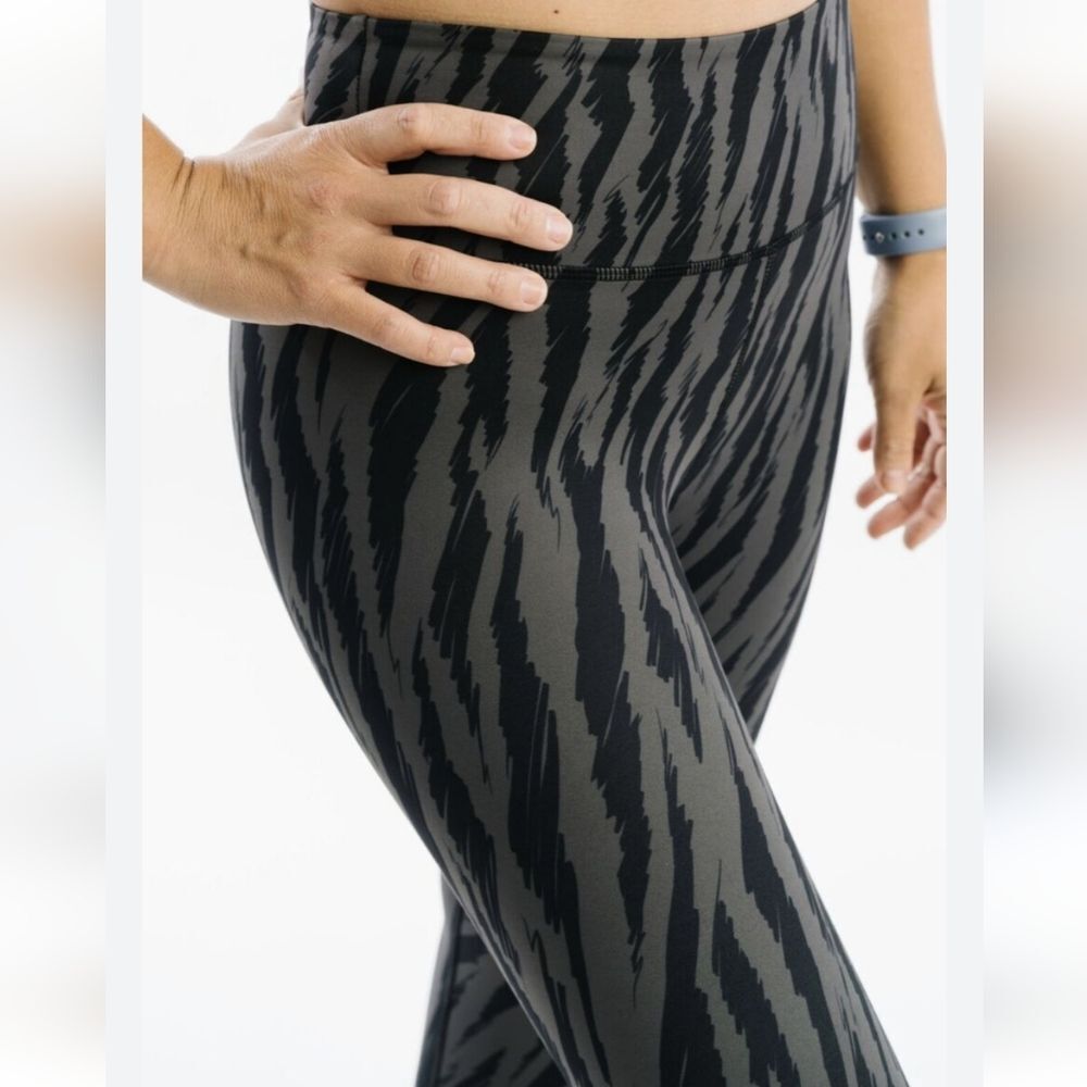 NWT Zyia Active Womens Gray Sketch Light N Tight Hi Rise Capris Size 4